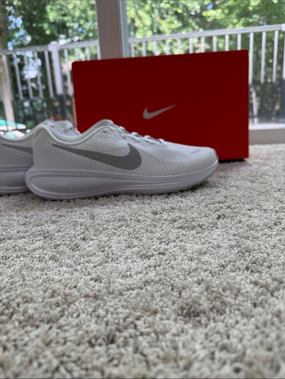 Nike Revolution White - Mens 7 - Brand New - Picture 1 of 4